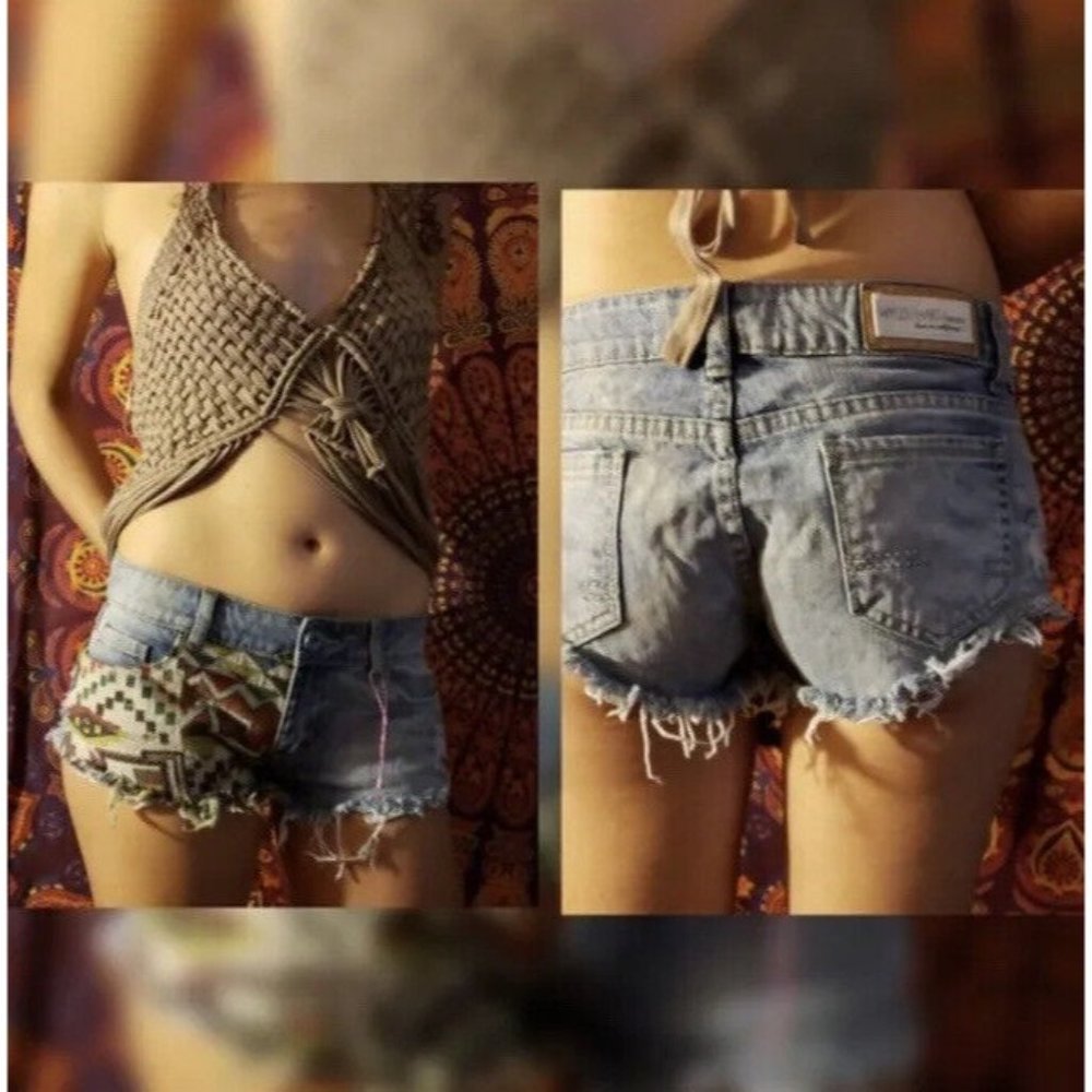 Wylde Hart Denim Jean Shorts Womens Size 1 Medium Wash With Aztec Pattern
